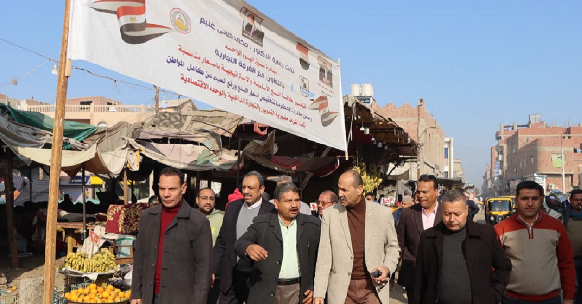 السكرتير العام المساعد يتفقد انتظام العمل بمبادرة سوق اليوم الواحد